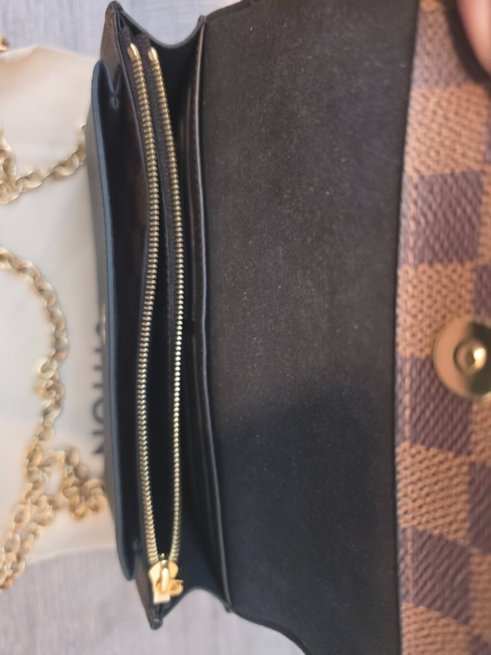 Louis Vuitton - Picture 5 of 12